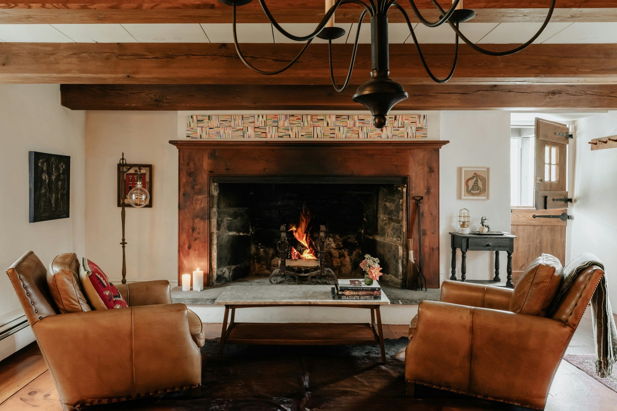 A living room filled with furniture and a fire place photo – Free Kingston Image on Unsplash